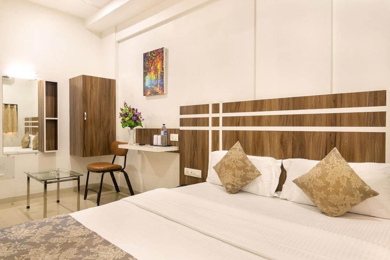 Hotel Satkar Surat Eksteriør bilde